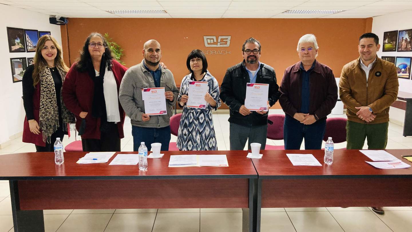 Premia Cobach a ganadores del concurso docentes escritores