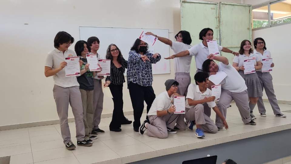 Interpretan canciones con lenguaje de señas en concurso