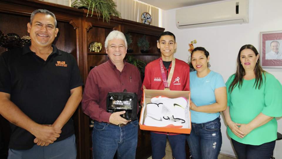 Colegio de Bachilleres del Estado de Sonora (COBACH) apoya al campeón nacional de boxeo, José Luis Hernández López