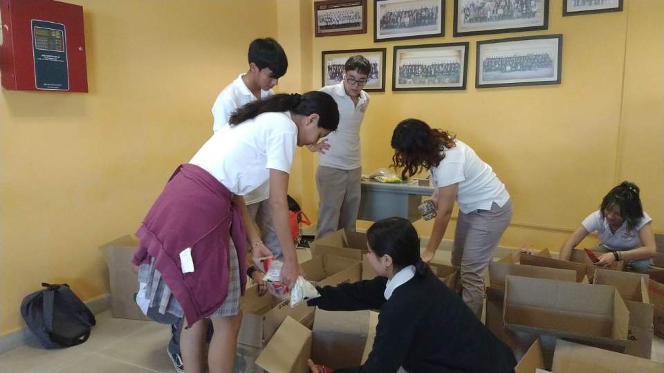Alumnos y docentes dan alimentos a familias, a asilo y a la Ciudad de Los Niños