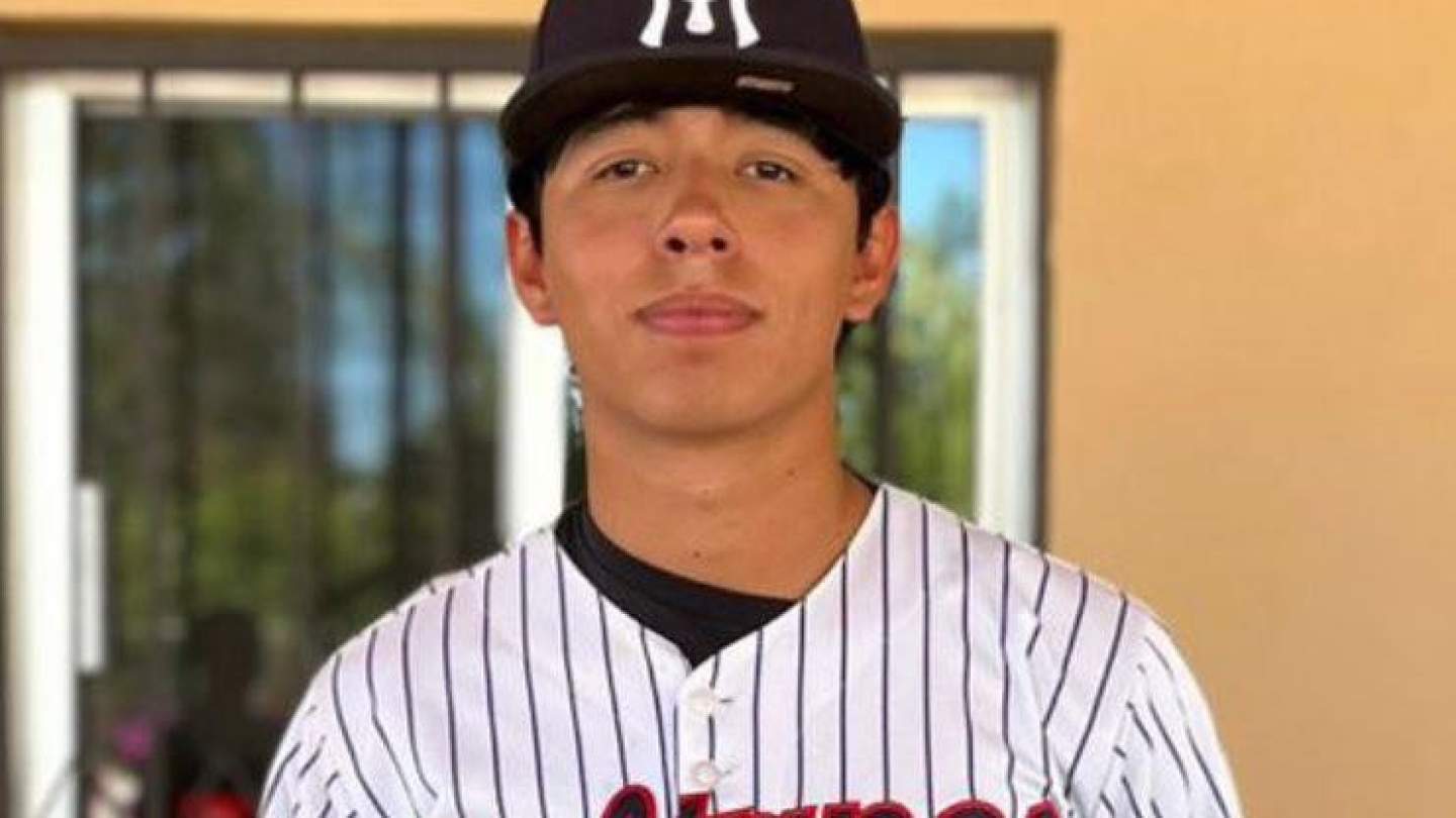 Firma alumno de Cobach Sonora con Sultanes de Monterrey