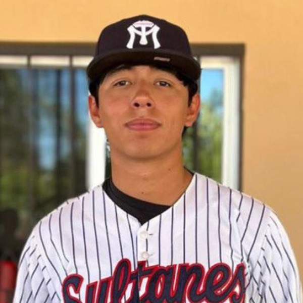 Firma alumno de Cobach Sonora con Sultanes de Monterrey